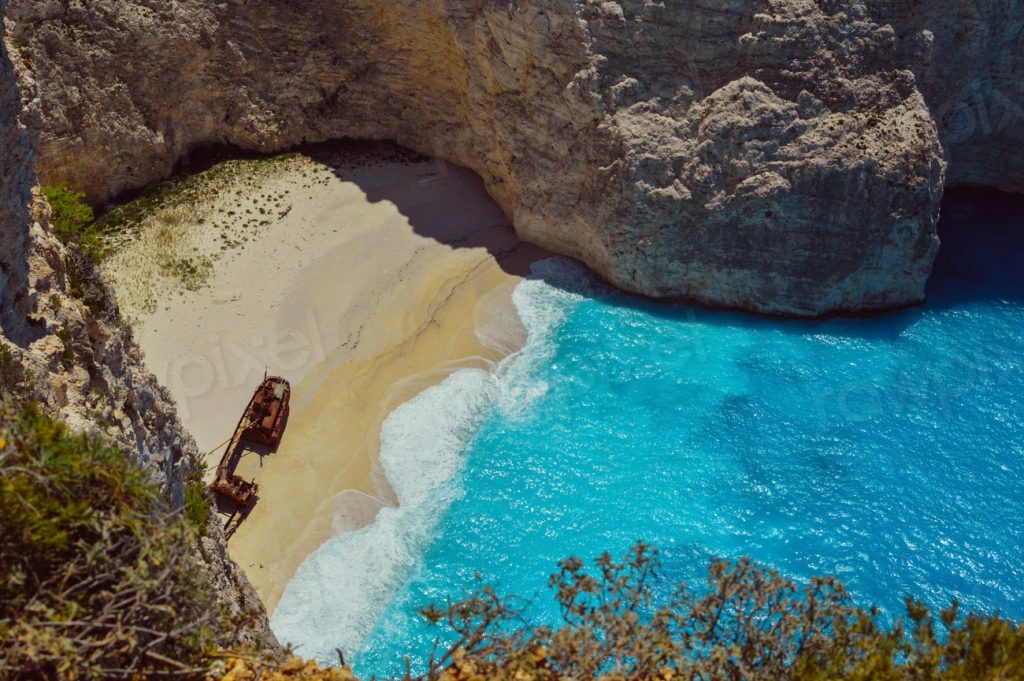 Greece Beaches, Crystal Waters, Golden Sand, Coastal Scenery, Volcanic Beauty, Hidden Gem, Secluded Paradise, Vibrant Hotspot, Serene Environment, Unique Pink Sand, Gorila Travel,